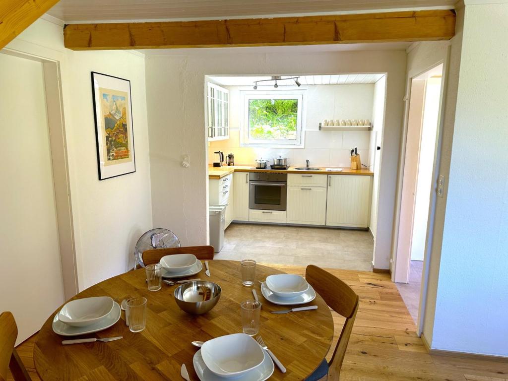 Cucina o angolo cottura di SwissHut Stunning Views Alps - Chalet Flora