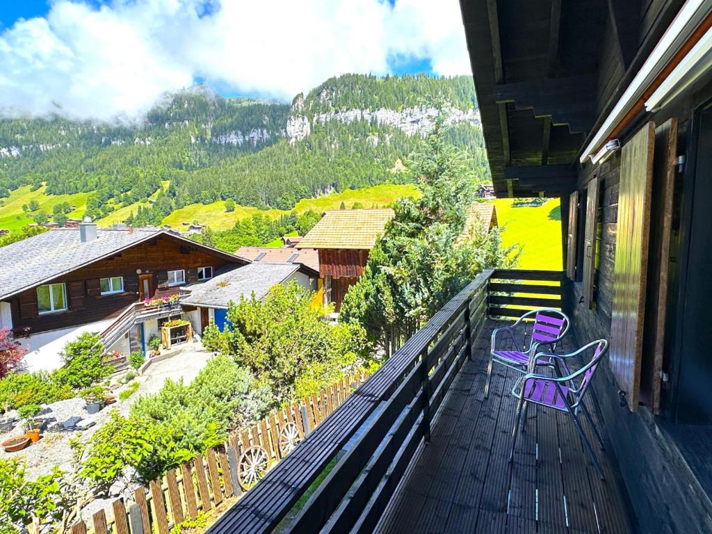 balcone con panchina e vista sulle montagne di SwissHut Stunning Views Alps - Chalet Flora a Beatenberg
