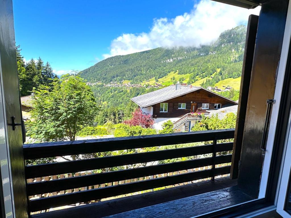 una finestra con vista sulle montagne di SwissHut Stunning Views Alps - Chalet Flora a Beatenberg