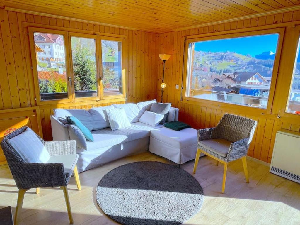 Posezení v ubytování SwissHut Stunning Views Alps - Apart. Mungge