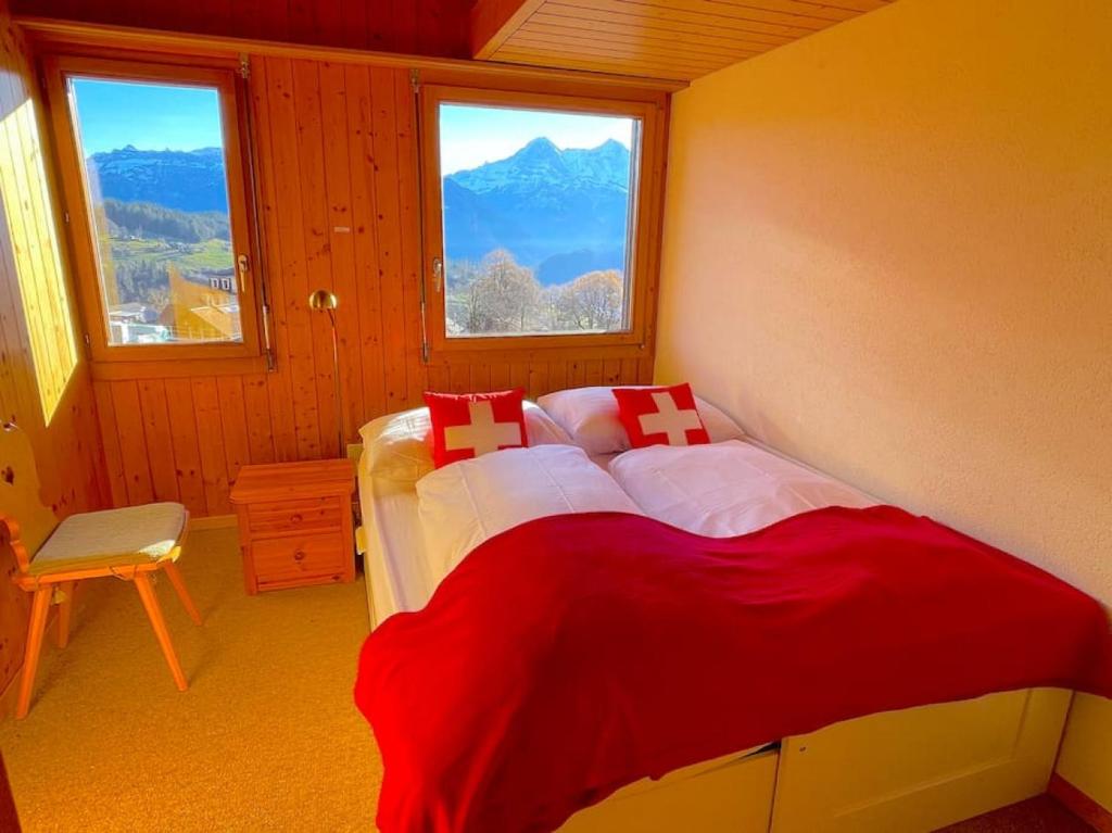 Postel nebo postele na pokoji v ubytování SwissHut Stunning Views Alps - Apart. Mungge