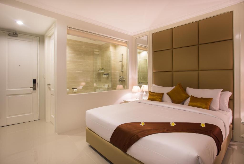 Postel nebo postele na pokoji v ubytování Amalfi Hotel Seminyak