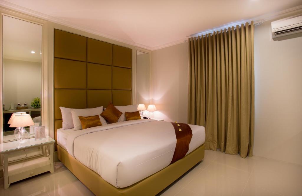 Postel nebo postele na pokoji v ubytování Amalfi Hotel Seminyak