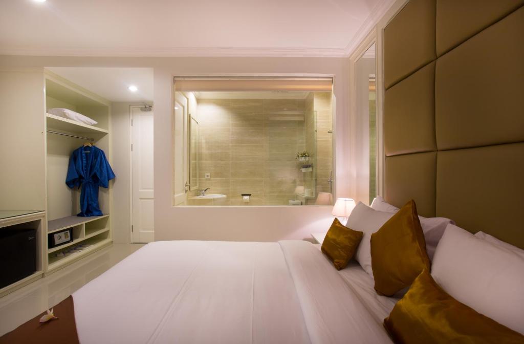 Postel nebo postele na pokoji v ubytování Amalfi Hotel Seminyak