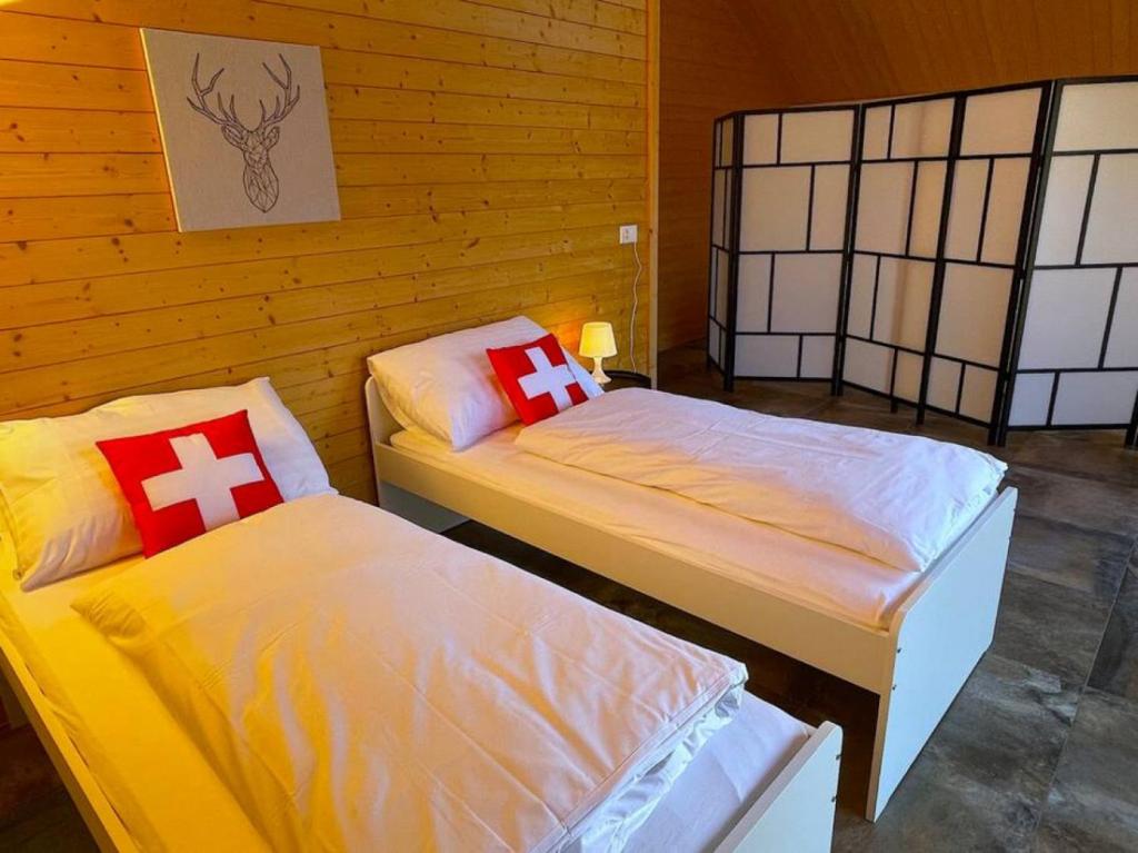Postel nebo postele na pokoji v ubytování SwissHut Modern Chalet with Spa - Chalet Beunden