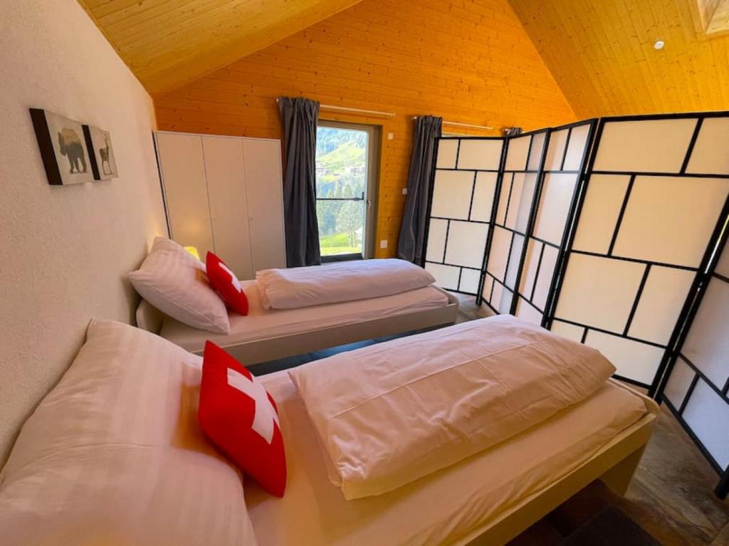Postel nebo postele na pokoji v ubytování SwissHut Modern Chalet with Spa - Chalet Beunden