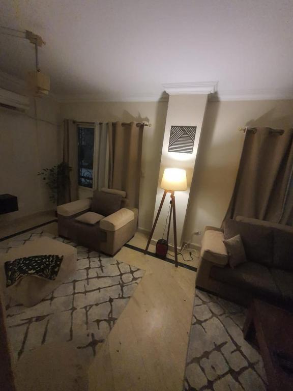 un soggiorno con 2 divani e una lampada di TREE Serviced Apartment -2BHK Self check-in a Il Cairo