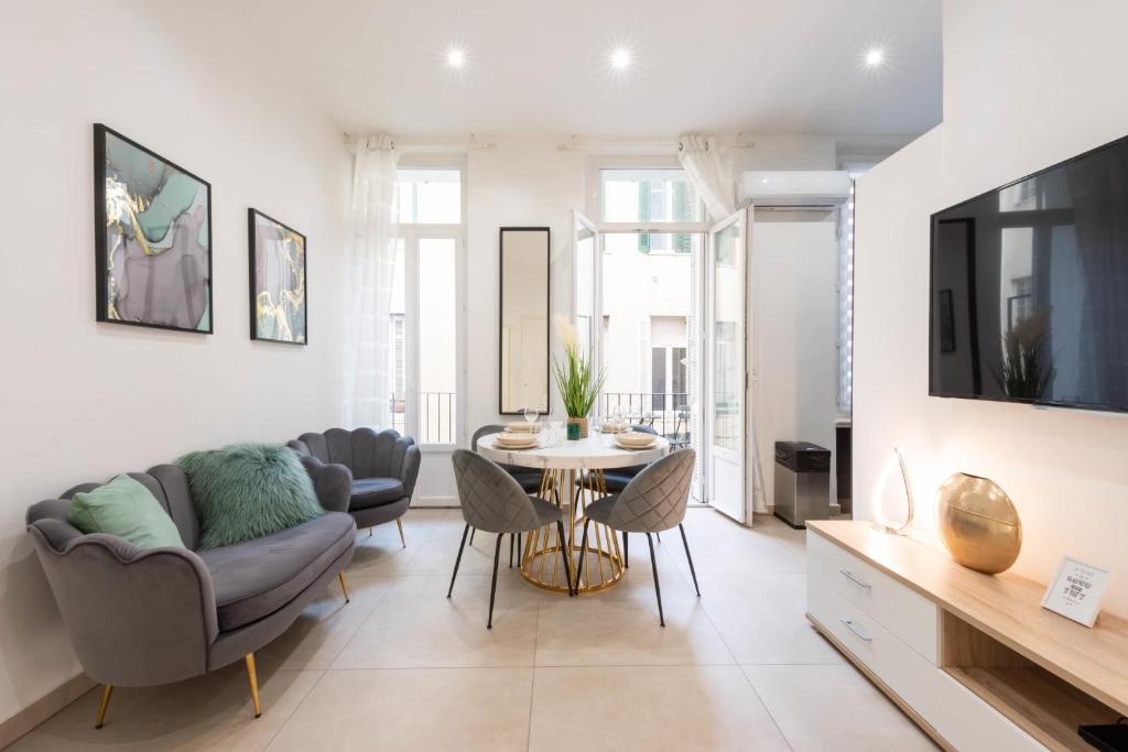 un salon avec un canapé et une table dans l'établissement Renovated Apartment in the Heart of Cannes, à Cannes