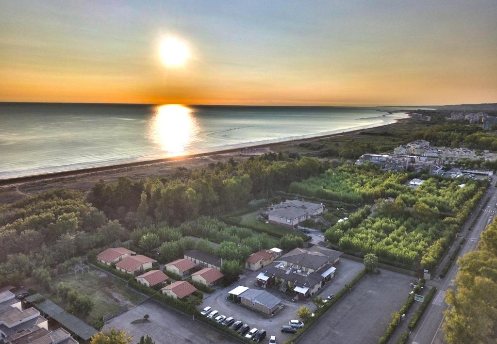 eine Luftaufnahme eines Hauses und des Strandes in der Unterkunft Happy Camp Mobile Homes in Il Pioppeto Camping&Residence in Marina di Montenero