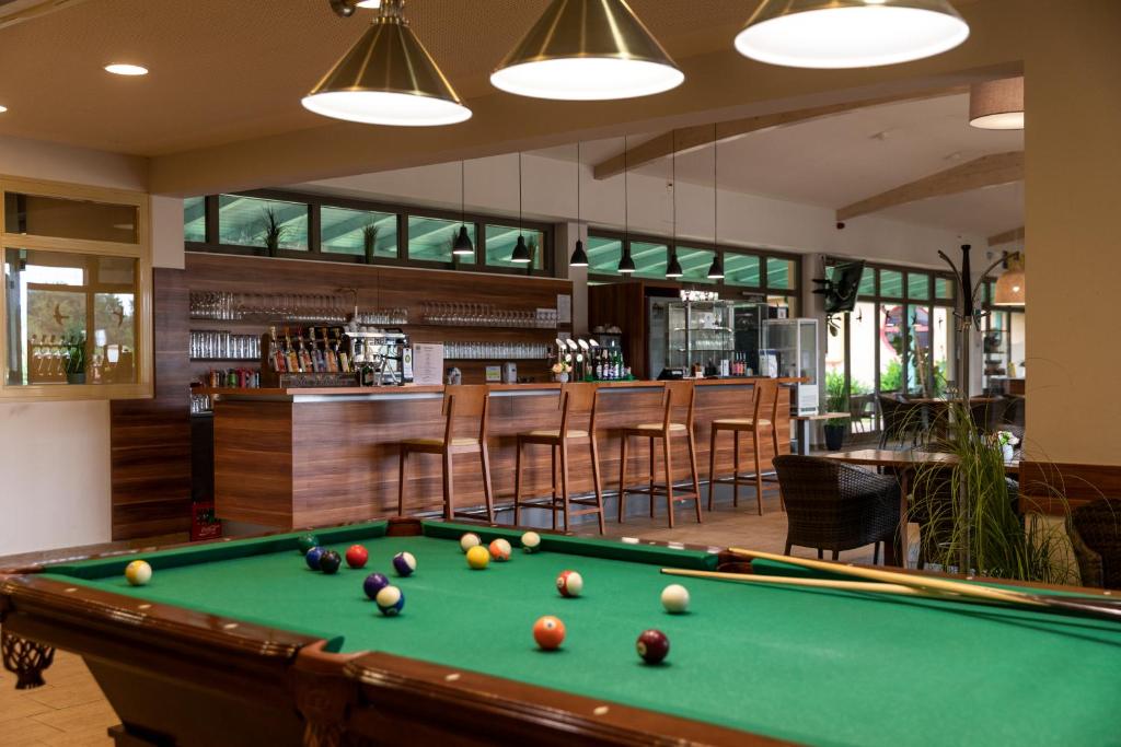Biliár nebo kulečník v ubytování Vulkán Wellness Hotel & Camping