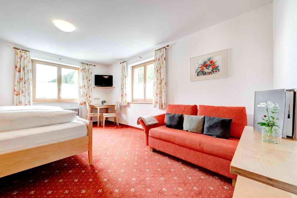 Posteľ alebo postele v izbe v ubytovaní Hotel Gasthof KREUZ