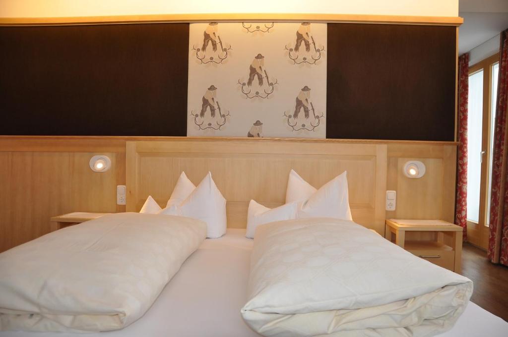 Posteľ alebo postele v izbe v ubytovaní Hotel Gasthof KREUZ