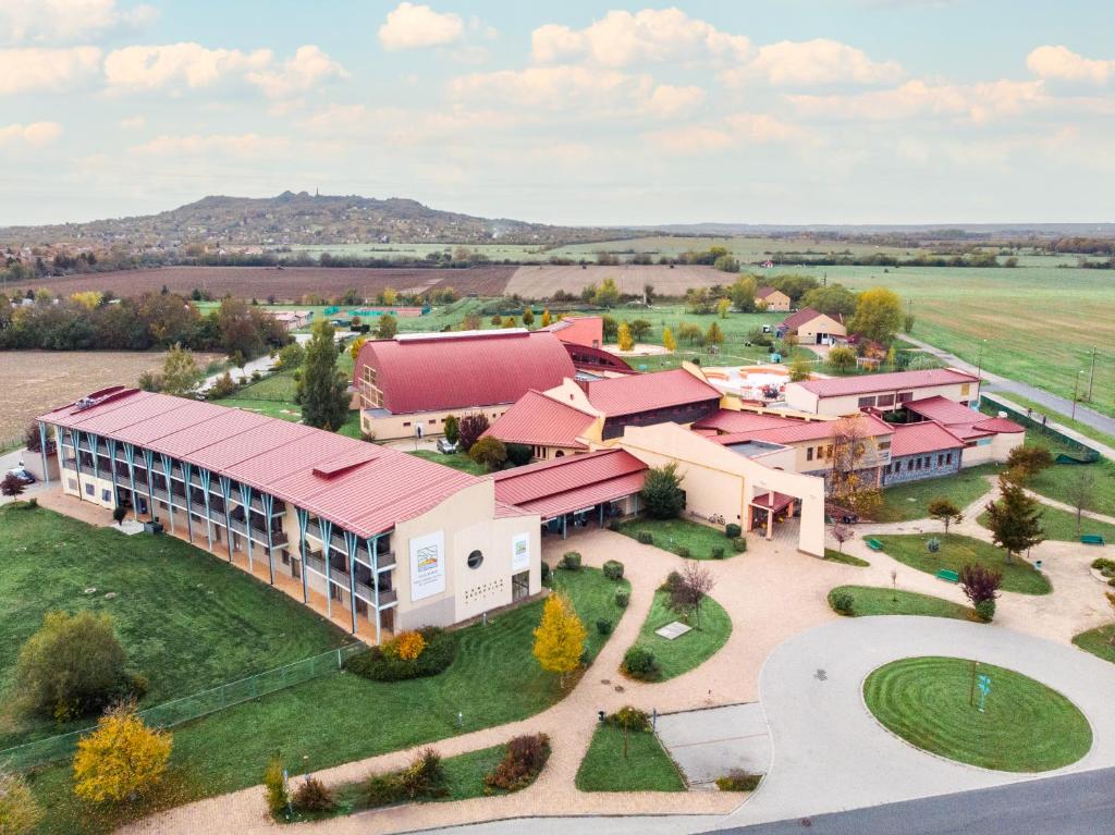 Nespecifikovaný výhled na hory nebo výhled na hory při pohledu z hotelu