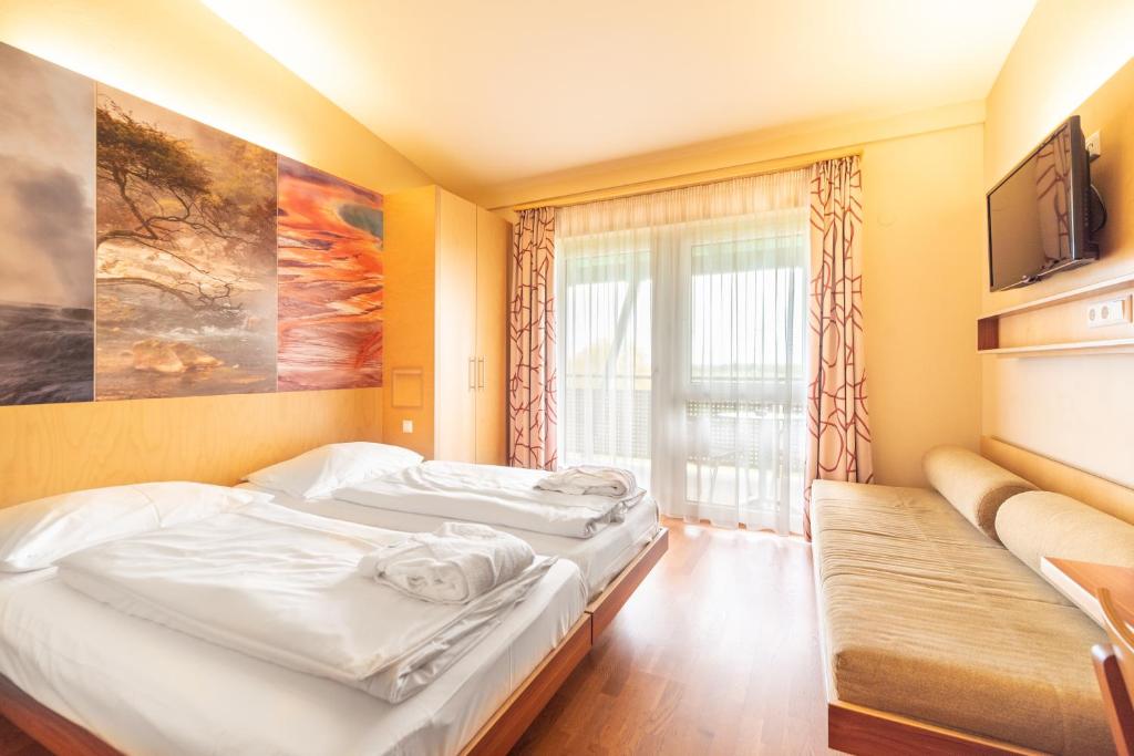 Postel nebo postele na pokoji v ubytování Vulkán Wellness Hotel & Camping