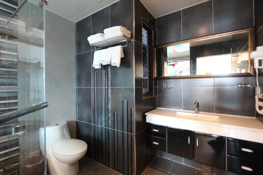 Koupelna v ubytování Emilia Resort I
