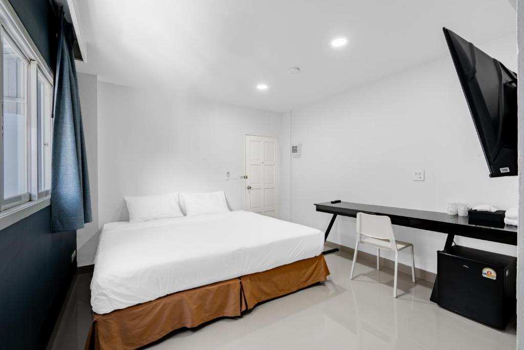 TV a/nebo společenská místnost v ubytování Terminal2 Hotel Phuket