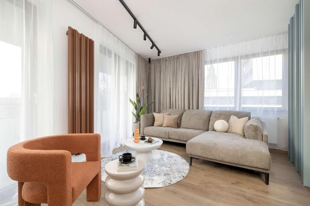 Posedenie v ubytovaní Klimatyzowany Apartament Blisko Parku w Krakowie z 3 Sypialniami, Wanną i Parkingiem by Renters Prestige