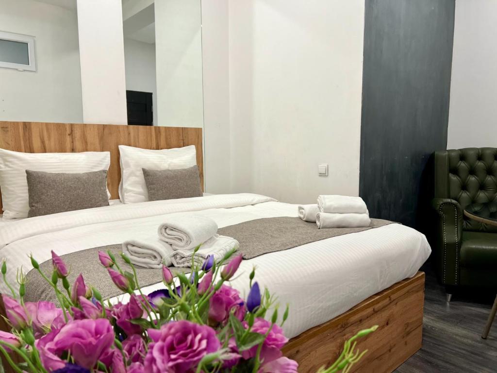 Postel nebo postele na pokoji v ubytování YVN Tumanyan Hotel
