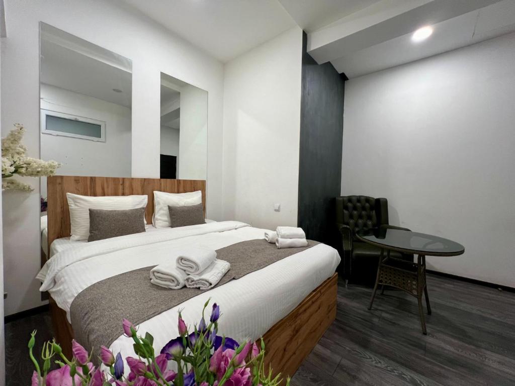 Postel nebo postele na pokoji v ubytování YVN Tumanyan Hotel
