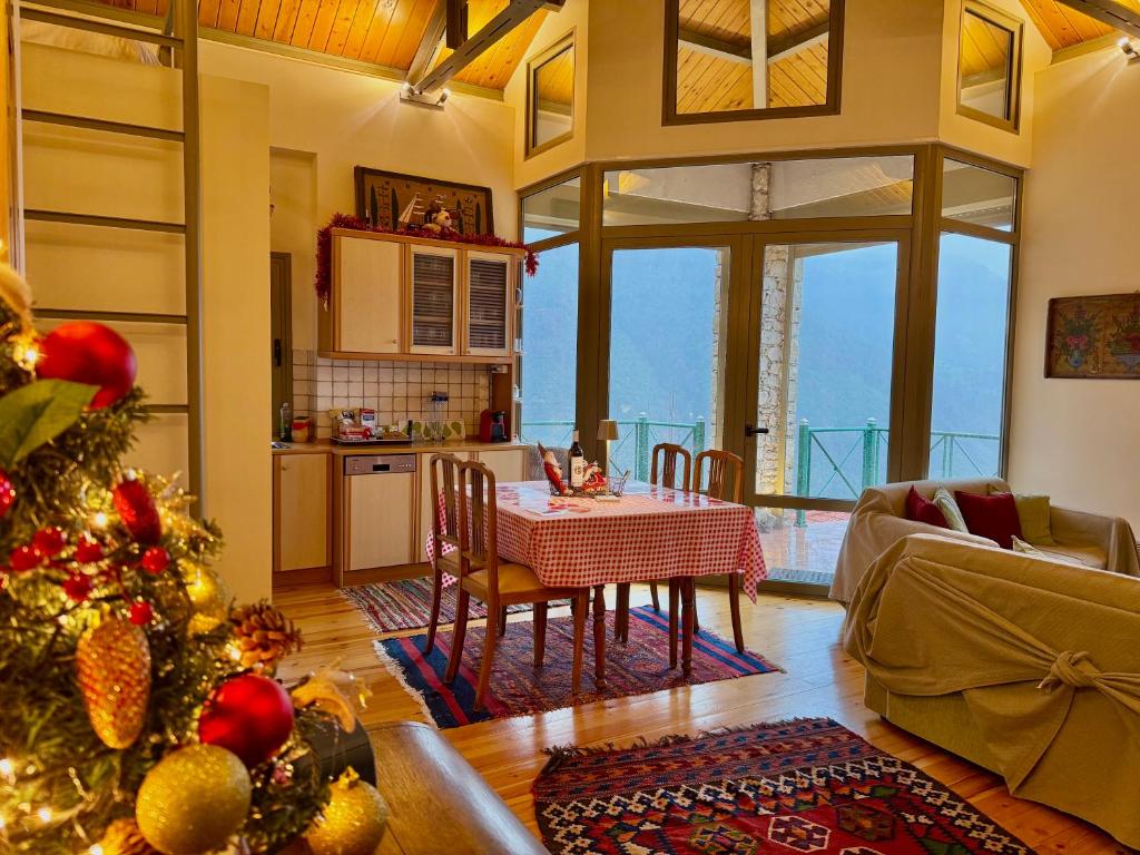 Kuchyňa alebo kuchynka v ubytovaní Kalavryta Villa Nano βίλα στο βουνό με τζάκι κοντά στο χιονοδρομικό