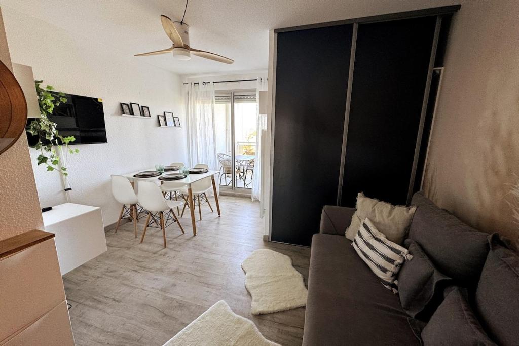 un salon avec un canapé et une table dans l'établissement Studio, terrasse, wifi, pkg, La Grande Motte, à La Grande Motte