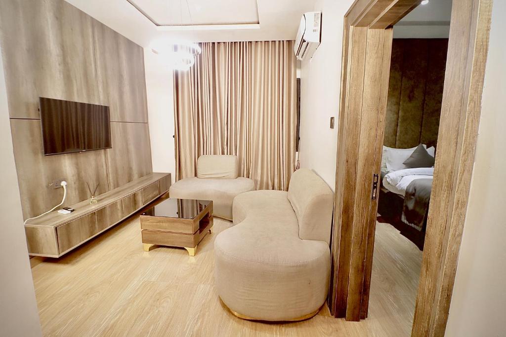 TV a/nebo společenská místnost v ubytování Jukky Hotel Abuja