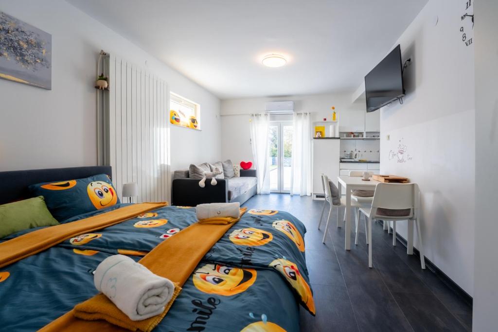 Postel nebo postele na pokoji v ubytování Studio Apartman Smiley