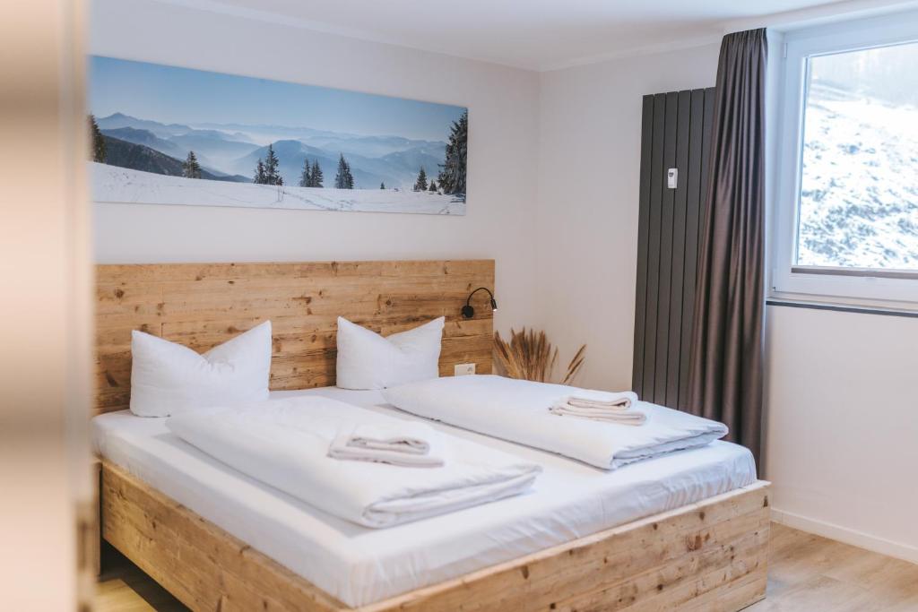 ein Schlafzimmer mit einem Bett mit weißen Laken und einem Fenster in der Unterkunft Ferienwohnung Schneeglück für 10 Personen in Winterberg