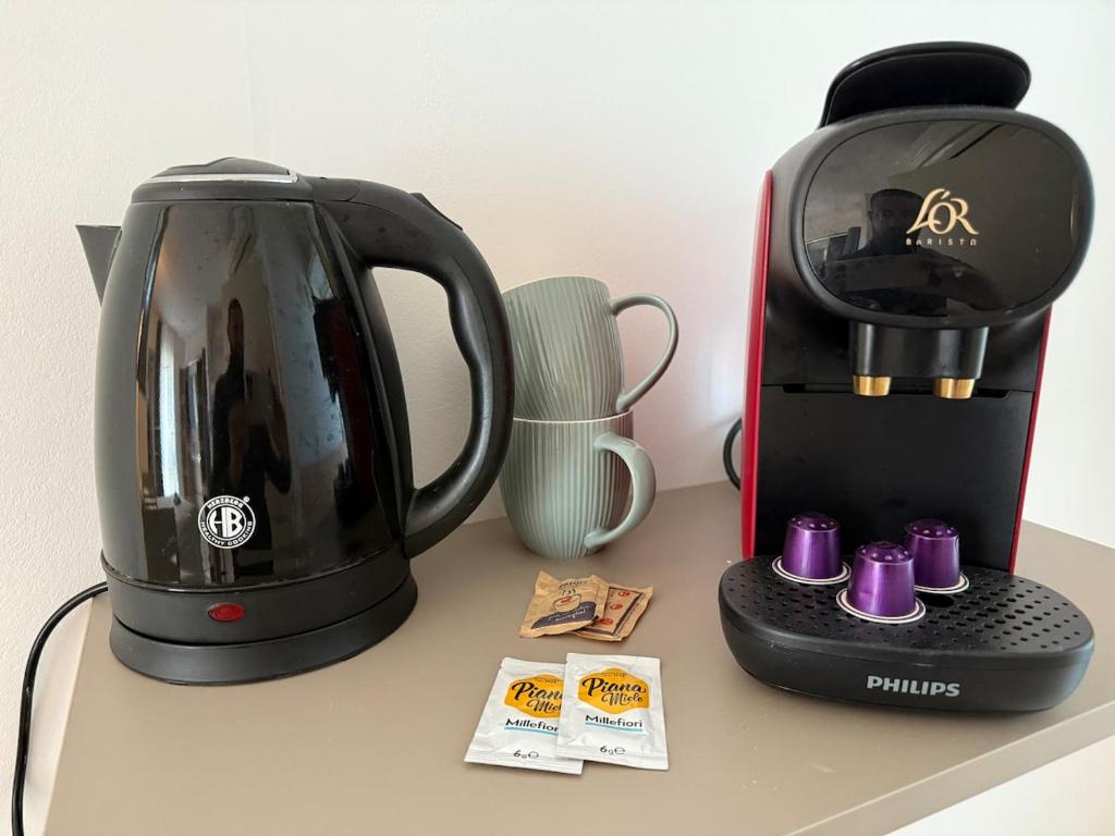 affeepot et une cafetière sur un comptoir dans l'établissement Le clos d'Aix studio 113 parking et piscine gratuite, à Aix-en-Provence