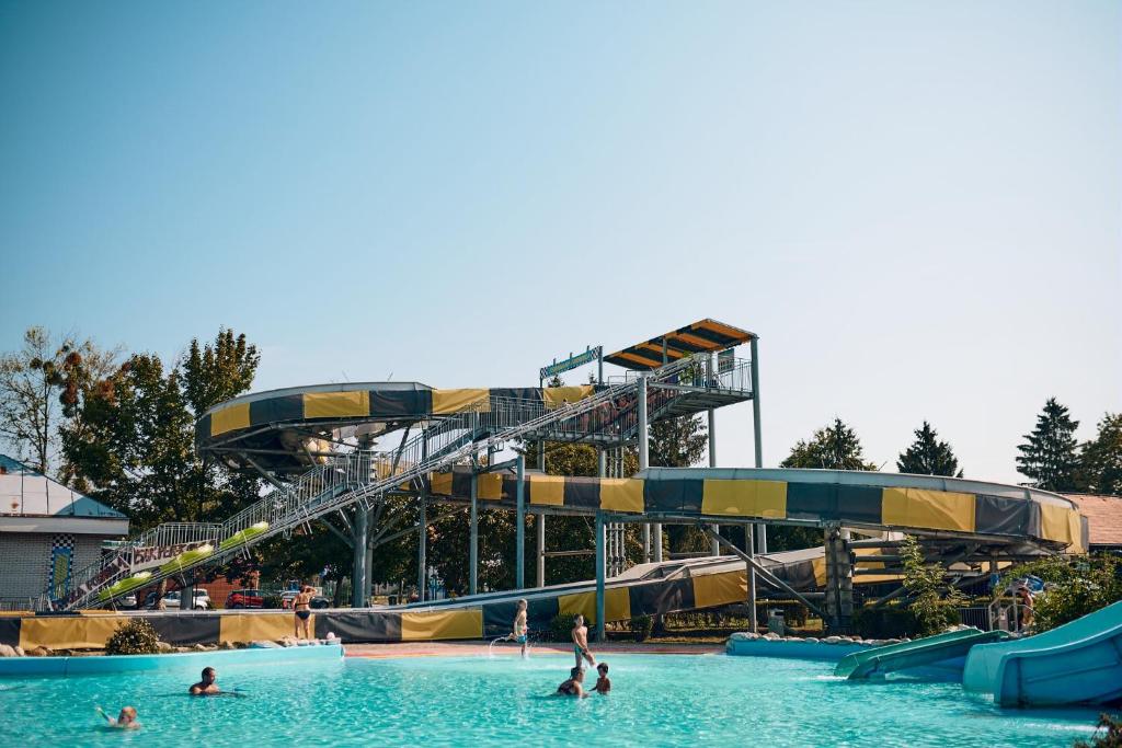 Bazén v ubytování Eurocamp Mobile Homes Terme Catez nebo v jeho okolí