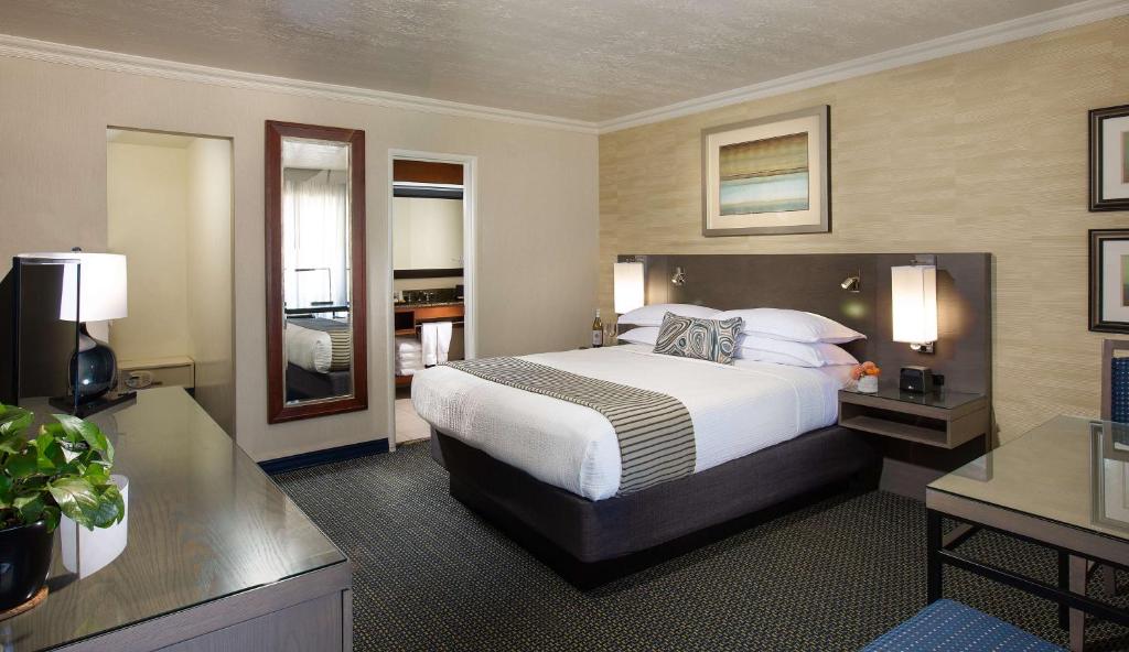 West Beach Inn, a Coast Hotel - Queen Room Mit Gartenansicht