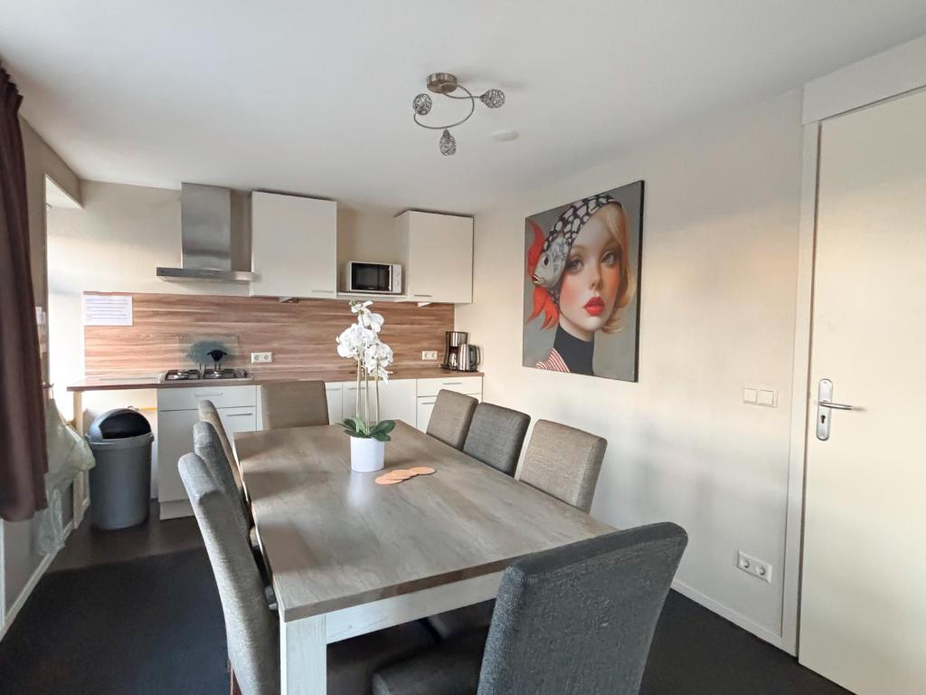 VISSERSLUST Rooms, Apartments and Houseboats - Four-Bedroom Apartment With Lake View