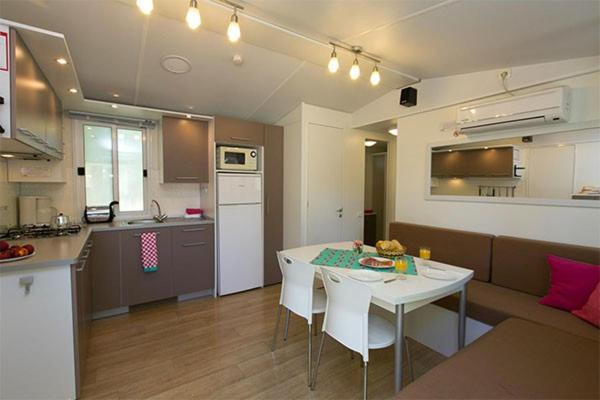Kuchyň nebo kuchyňský kout v ubytování Eurocamp Mobile Homes Terme Catez