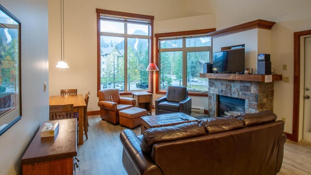 TV a/nebo společenská místnost v ubytování Timberline Lodges by Fernie Lodging Co