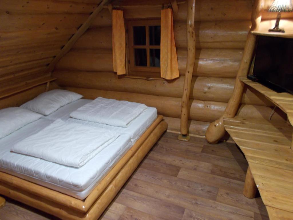 Postel nebo postele na pokoji v ubytování Sruby Suchý - velký srub pro 9 osob