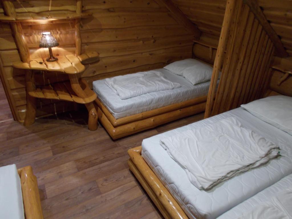 Postel nebo postele na pokoji v ubytování Sruby Suchý - velký srub pro 9 osob
