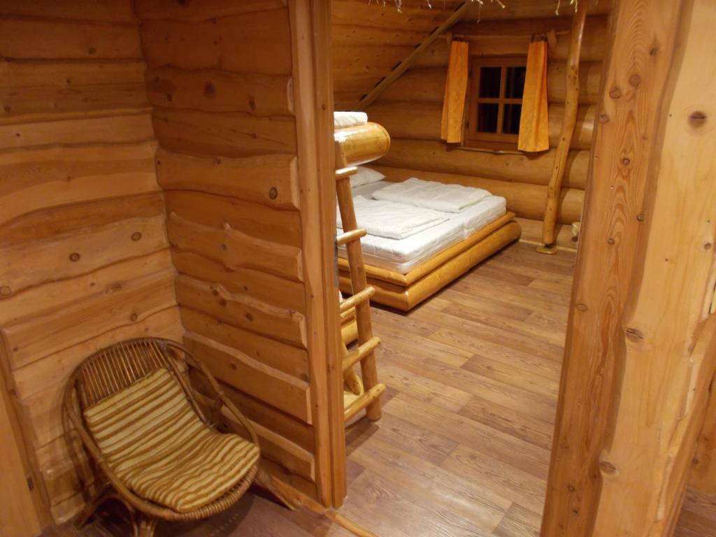 Postel nebo postele na pokoji v ubytování Sruby Suchý - velký srub pro 9 osob