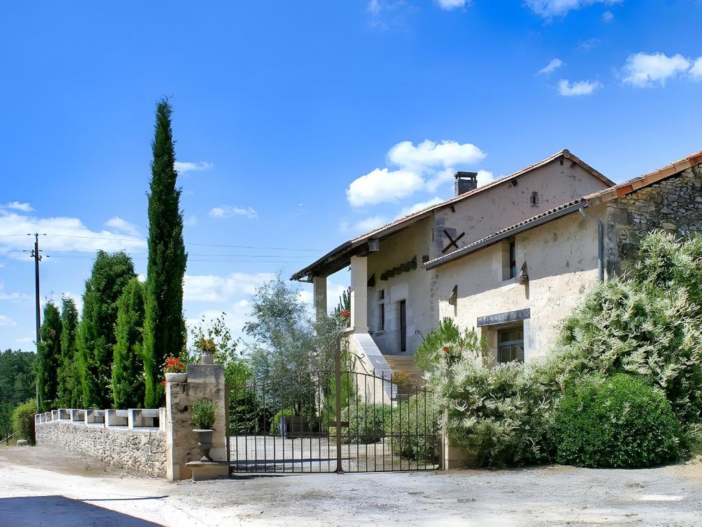une maison avec une clôture devant dans l'établissement Les Abeilles, à La Chapelle-Faucher