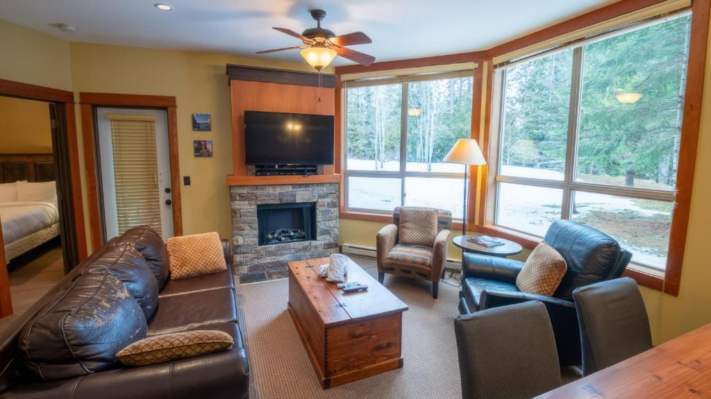 Posezení v ubytování Timberline Lodges by Fernie Lodging Co