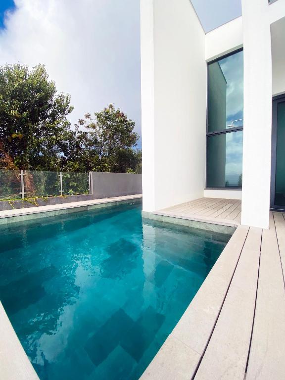 Bazén v ubytování Sunshine Villa with Optionally Heated Pool 150m above Ocean & Sandy Beach nebo v jeho okolí