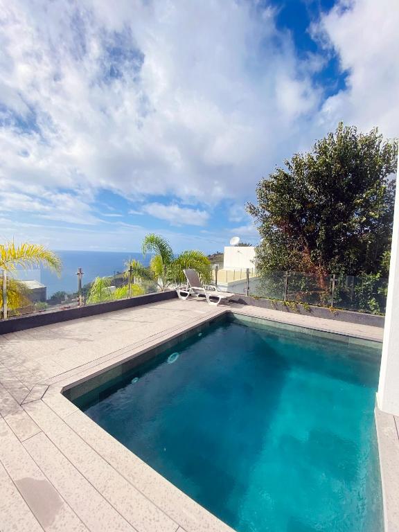Bazén v ubytování Sunshine Villa with Optionally Heated Pool 150m above Ocean & Sandy Beach nebo v jeho okolí