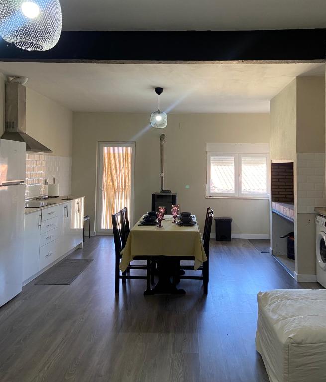 a kitchen and dining room with a table and chairs at Apartamento en Martiago in Martiago