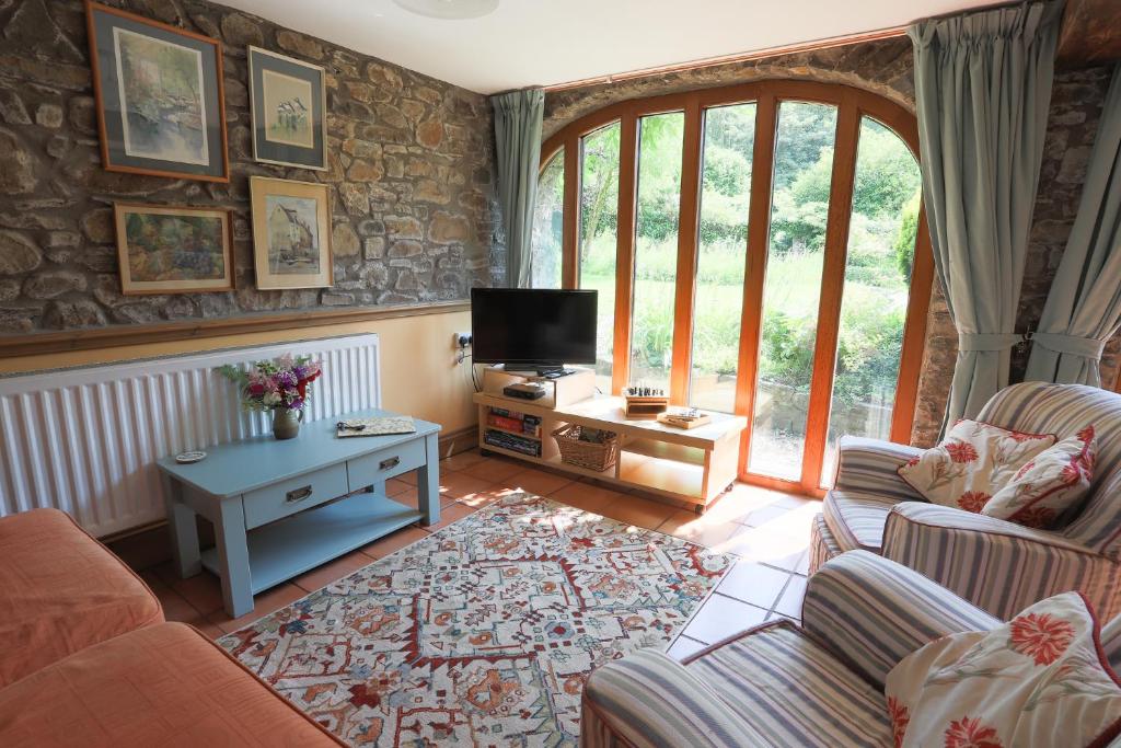 Ty Cefn Tregib - Three-Bedroom Holiday Home