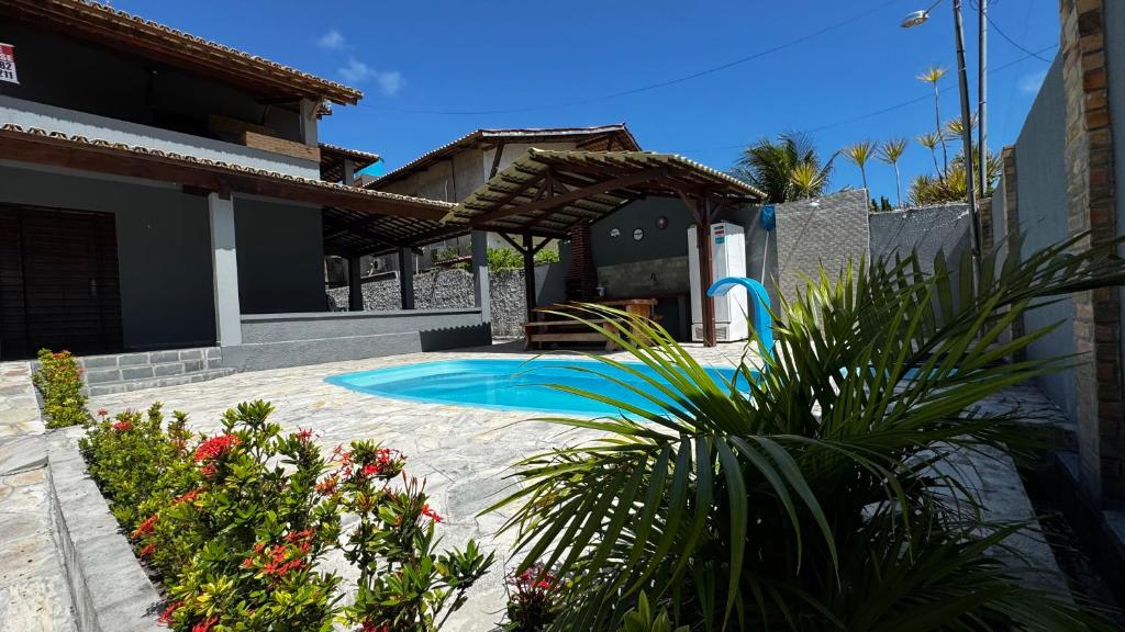 ein Swimmingpool im Hinterhof eines Hauses in der Unterkunft Casa Praia de Tabatinga 2 a 70m do Mar in Conde