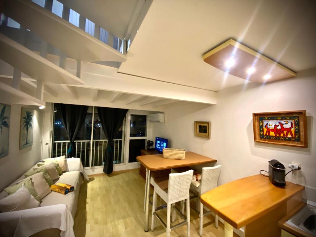 Χώρος καθιστικού στο Alamanda duplex Port Marina