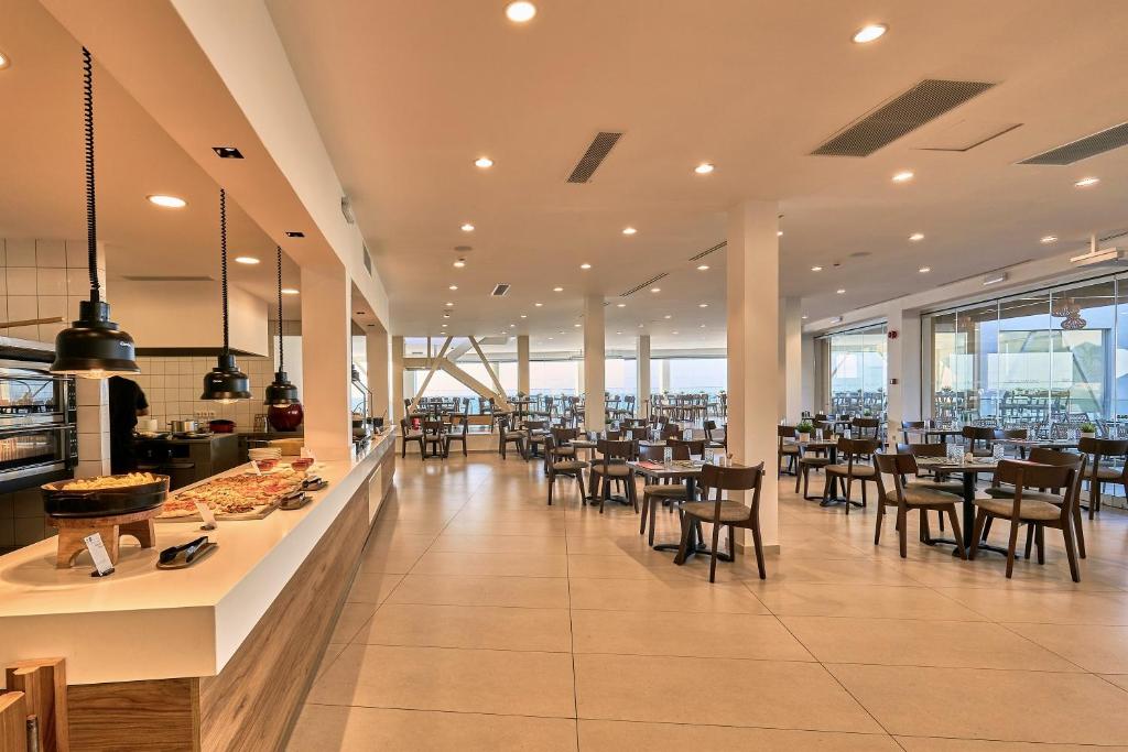 Restaurace v ubytování Enorme Santanna Island