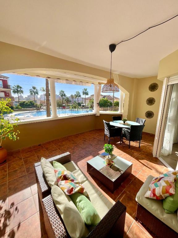 salon z kanapą i stołem w obiekcie Apartamento Narváez- Altos Del Tomillar w mieście Torre del Mar