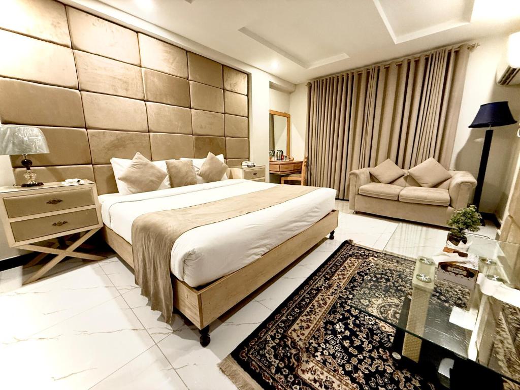 Postel nebo postele na pokoji v ubytování Atlas Hotel Islamabad
