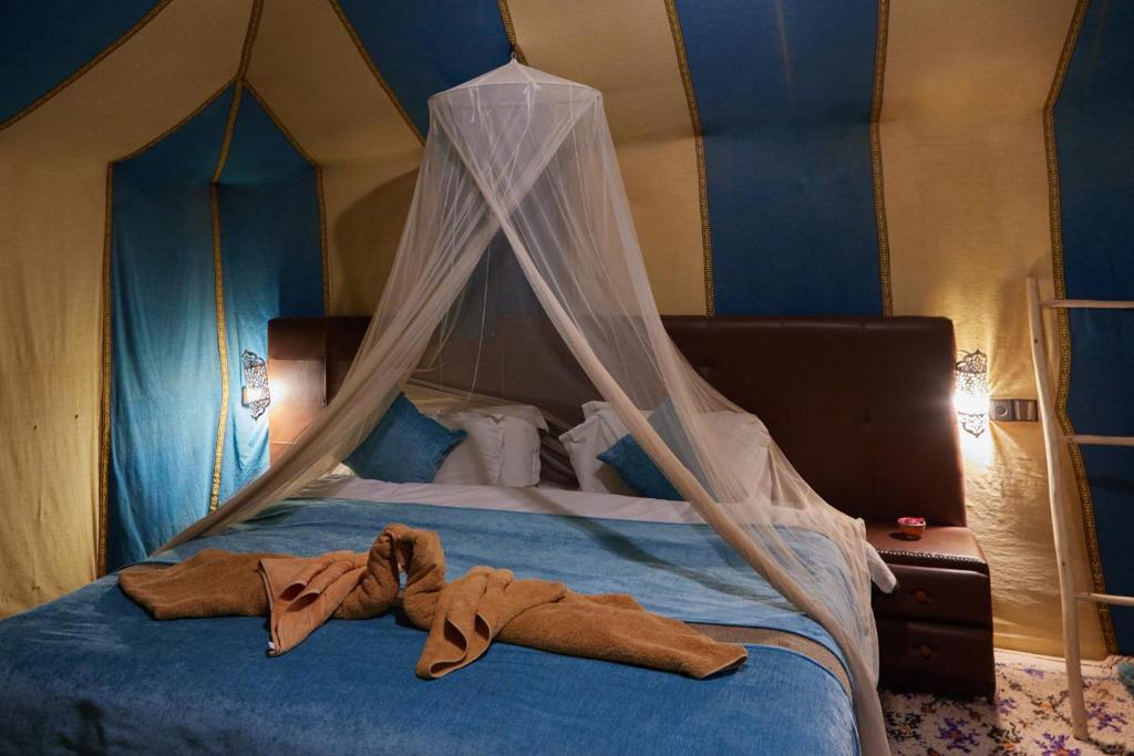 Postel nebo postele na pokoji v ubytování Desert Experience Glamping