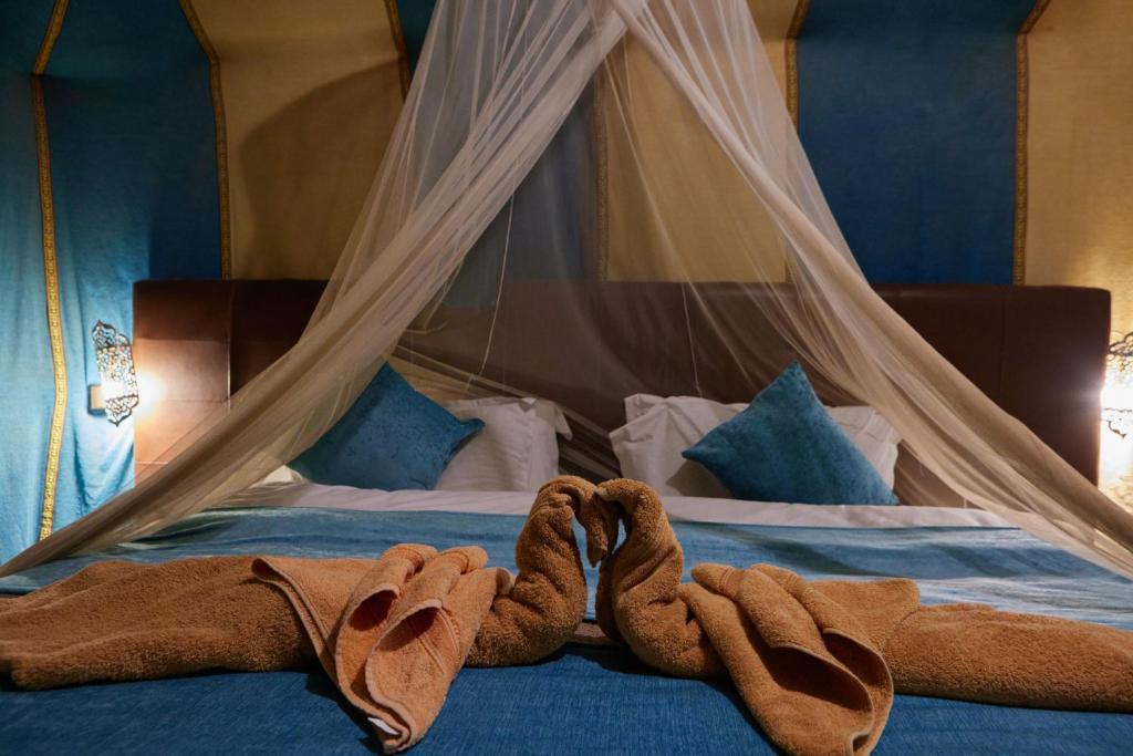 Postel nebo postele na pokoji v ubytování Desert Experience Glamping